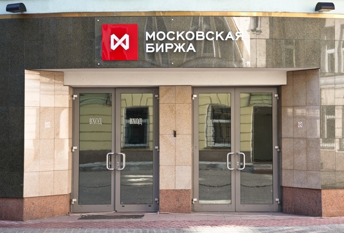 Рубль укрепился к доллару и евро на старте торгов