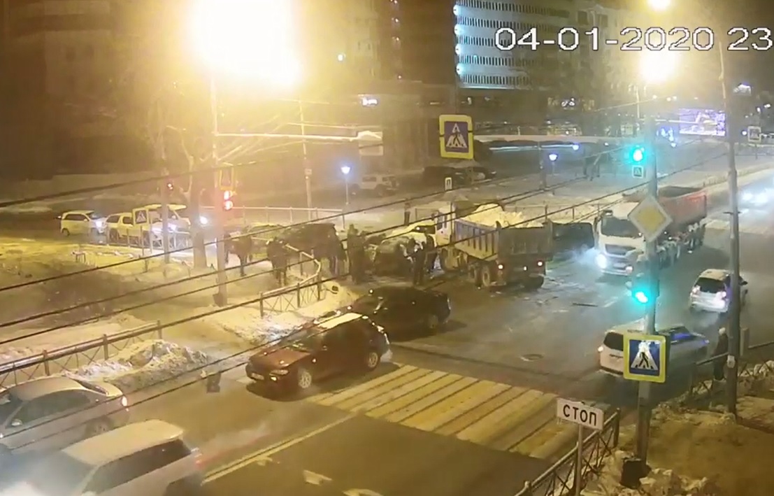 Водитель грузовика со снегом отправил в больницу женщину в Южно-Сахалинске. Видео