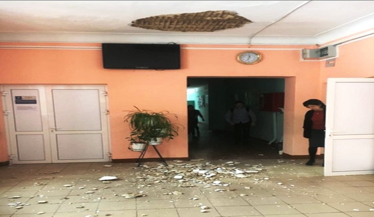 Рухнул с грохотом. В одной из школ Челябинской области обвалился потолок