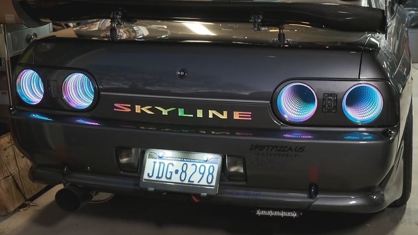 Пожилой Nissan Skyline превратили в "бесконечную" новогоднюю елку