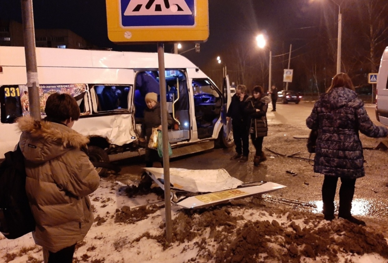 Появилось видео столкновения маршруток в Чувашии, где пострадали три человека