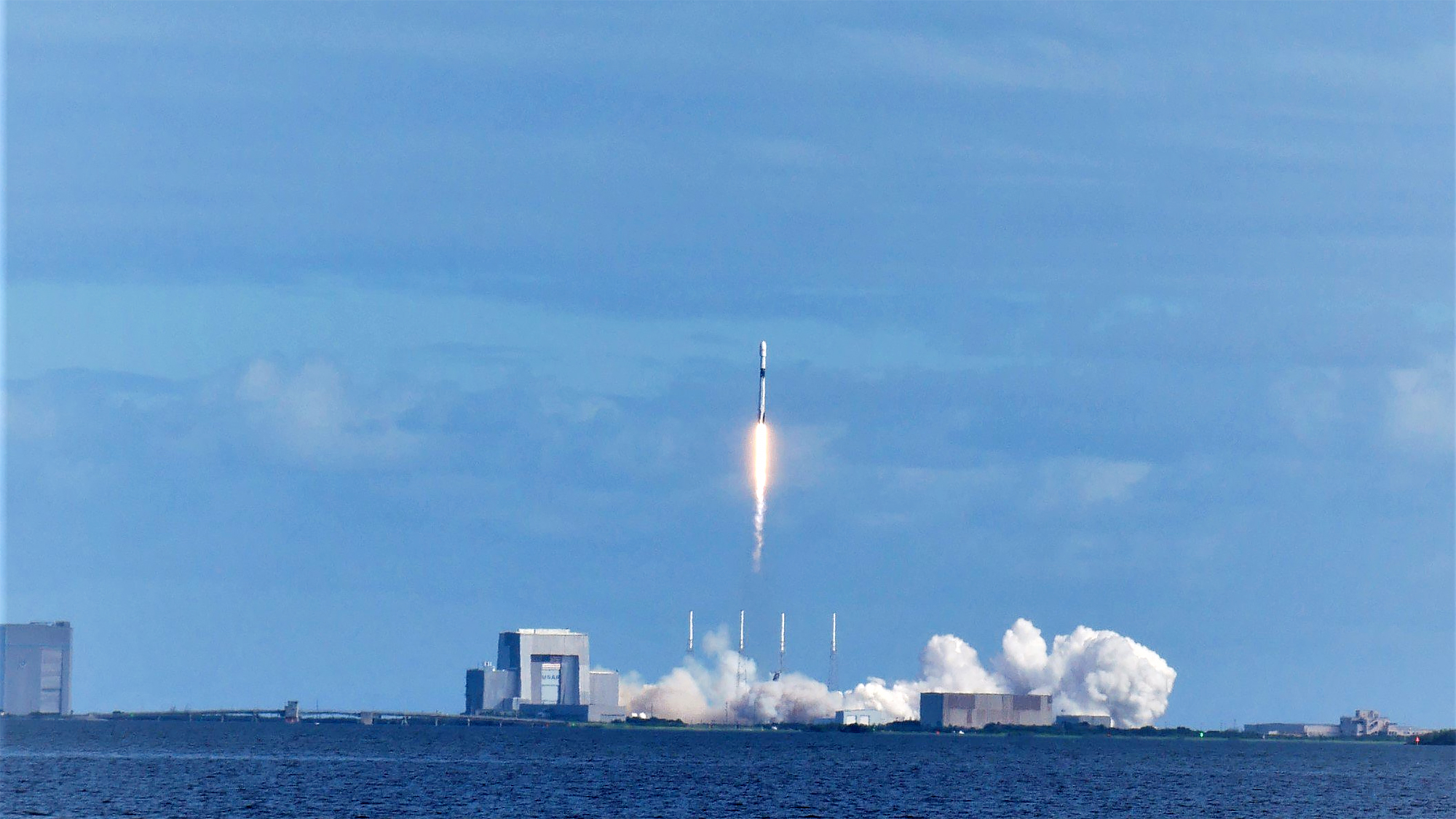 Компания Илона Маска отправила на орбиту 60 спутников Starlink