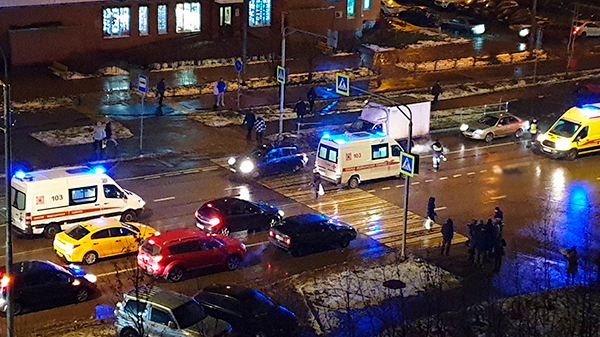 Машина сбила женщину с двумя детьми в Зеленограде