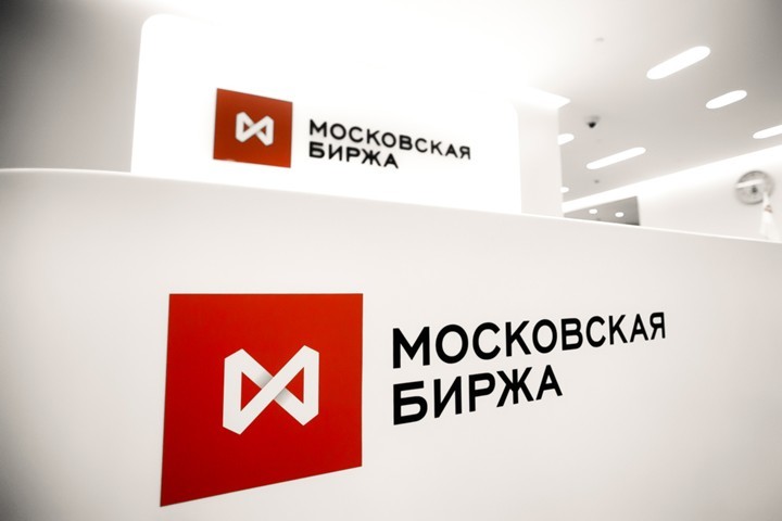 Рубль снизился к доллару и евро при открытии торгов