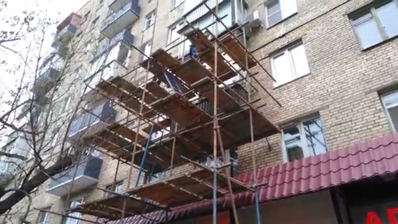 Пять человек пострадали при обрушении лесов в центре Москвы
