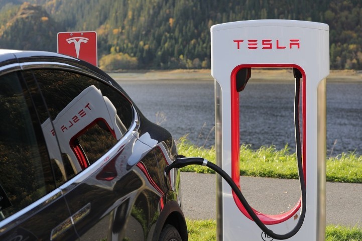 Акции Tesla все-таки достигли обещанной Маском отметки