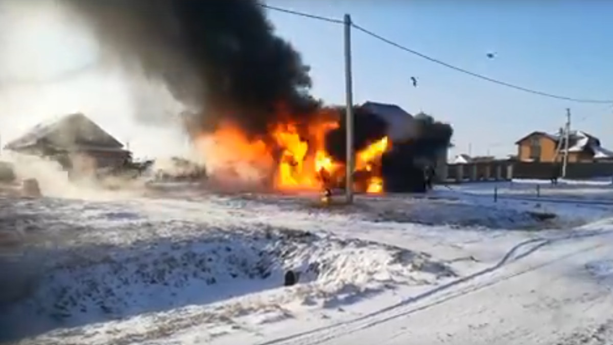 Пожарный в Омской области пережил взрыв и не пострадал. Видео