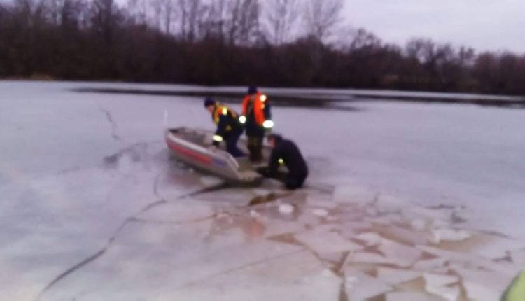 Две девочки погибли, провалившись на реке под лед