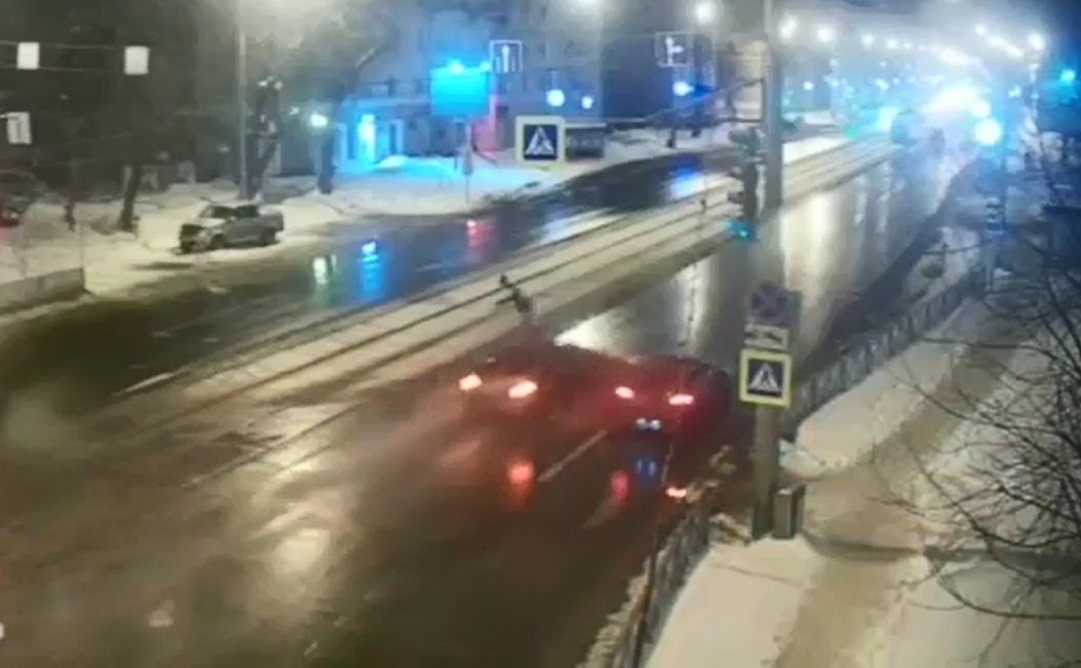 Полицейские ищут лихача, отправившего в больницу женщину-пешехода в Перми. Видео