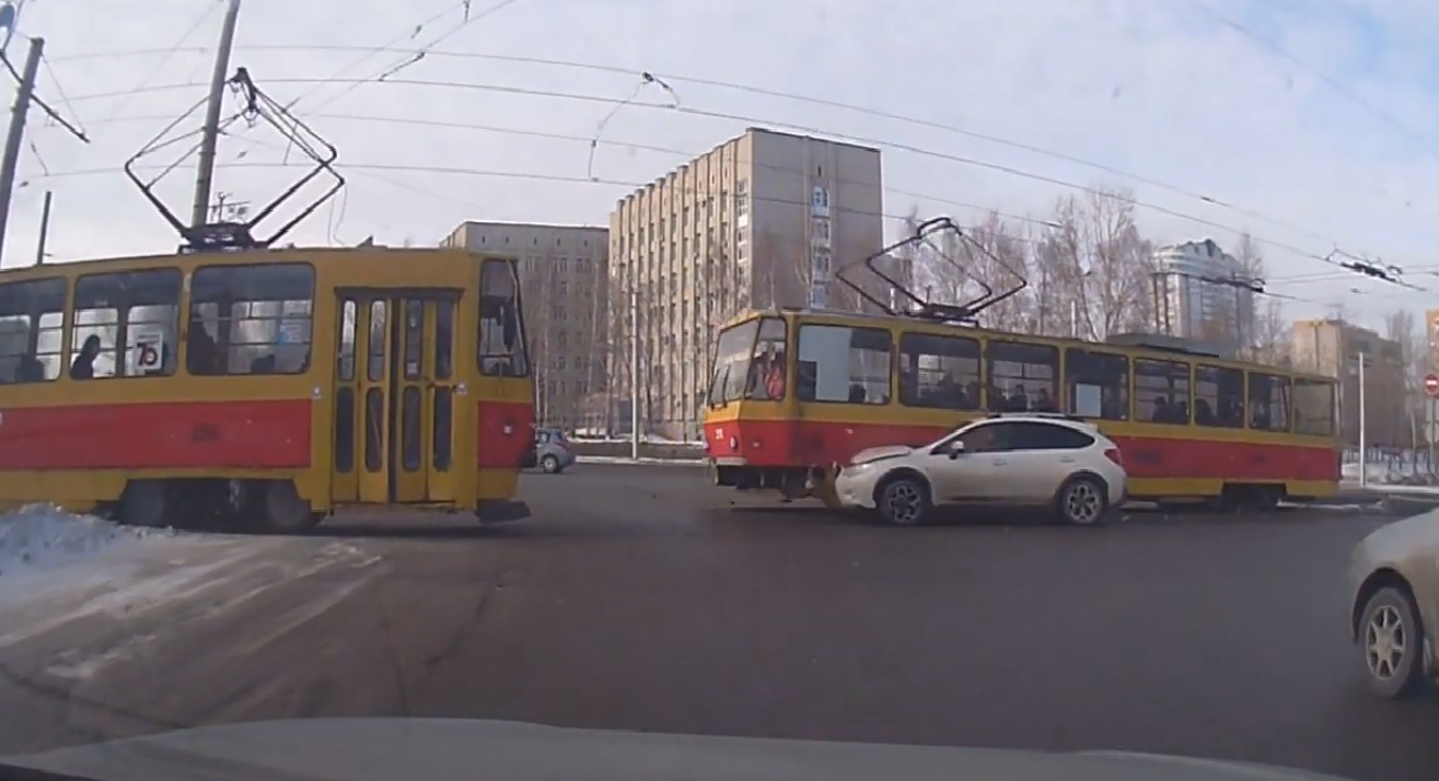 Попытка проскочить перекресток закончилась столкновением с трамваем в Барнауле. Видео