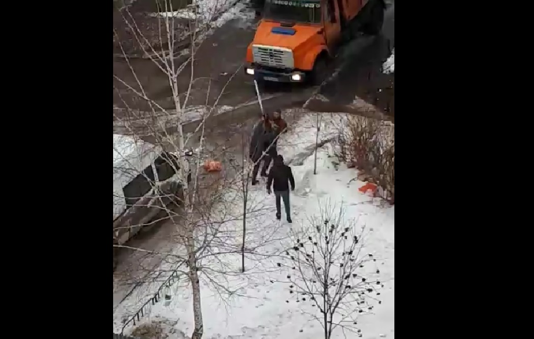 В Рязани избили водителя мусоровоза, пытавшегося выполнить свою работу