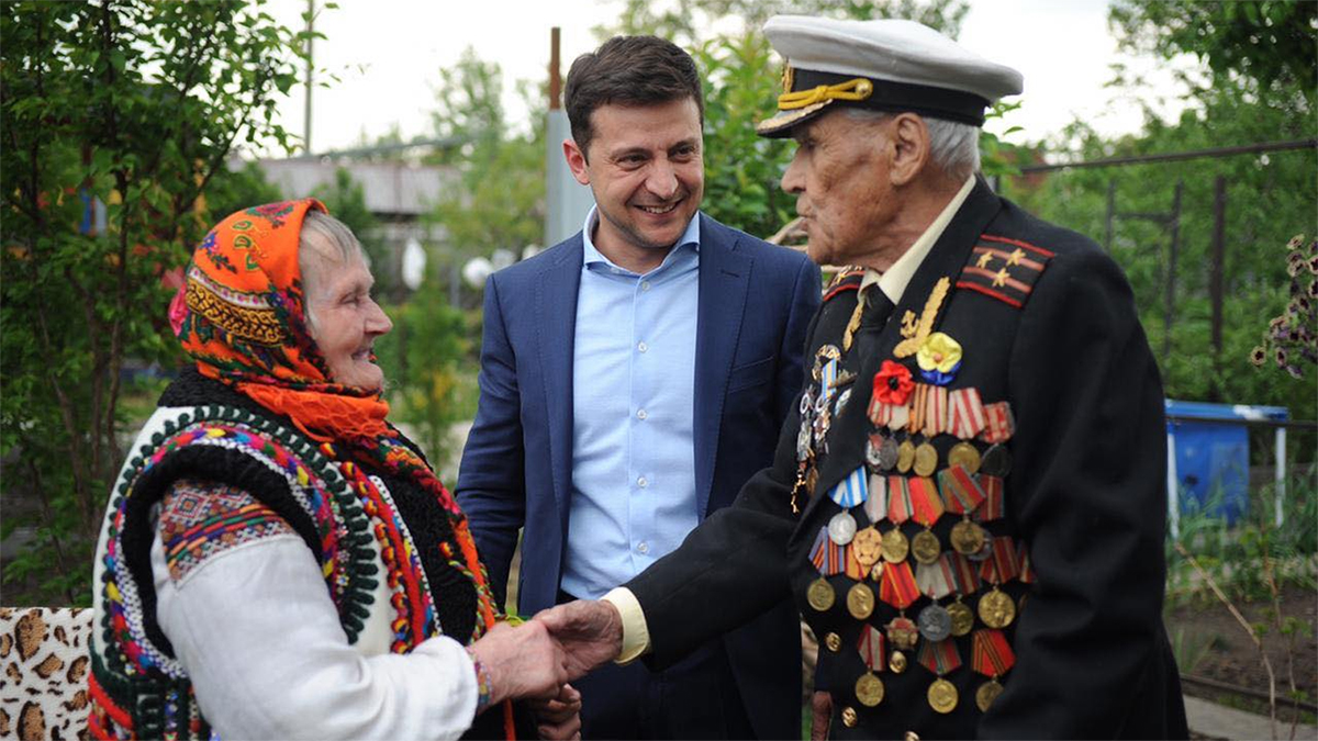 Зеленский опубликовал фото с ветераном войны и связной УПА