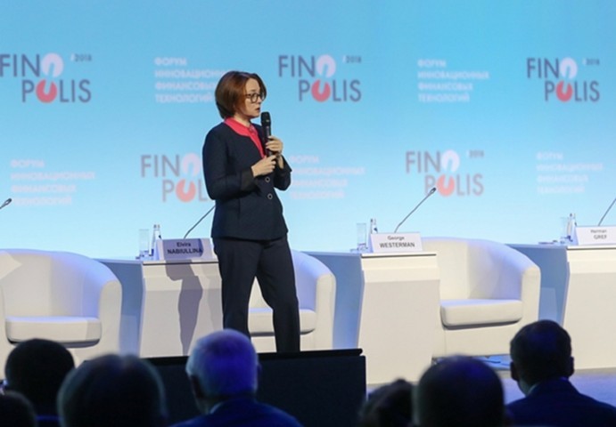 Набиуллина заявила о незаменимости карт и наличных