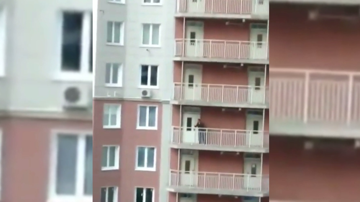 "Сюда целится": житель Красногорска открыл стрельбу с балкона многоэтажки