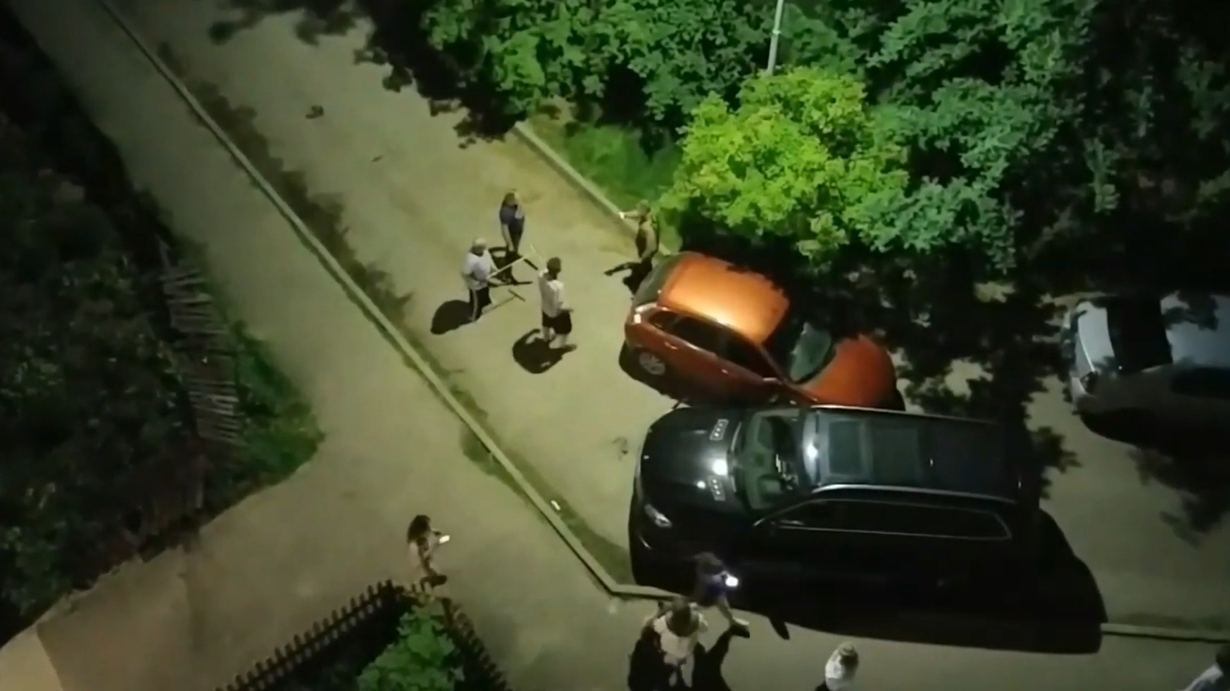 Половник, швабра, пять машин: ночную драку в Кубинке сняли на видео