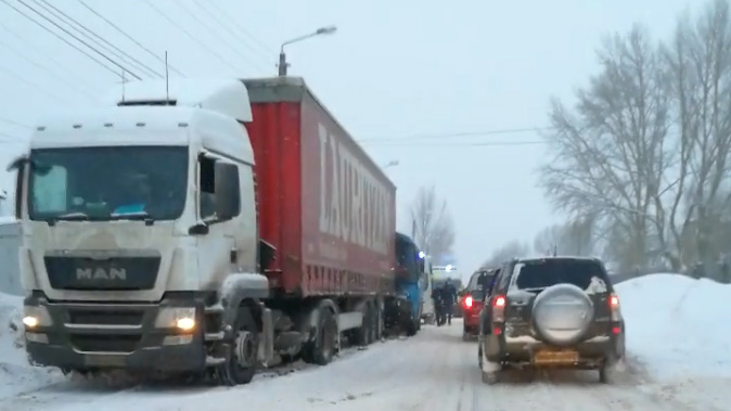 В Нижнем Новгороде автобус врезался в грузовик: более 20 пострадавших