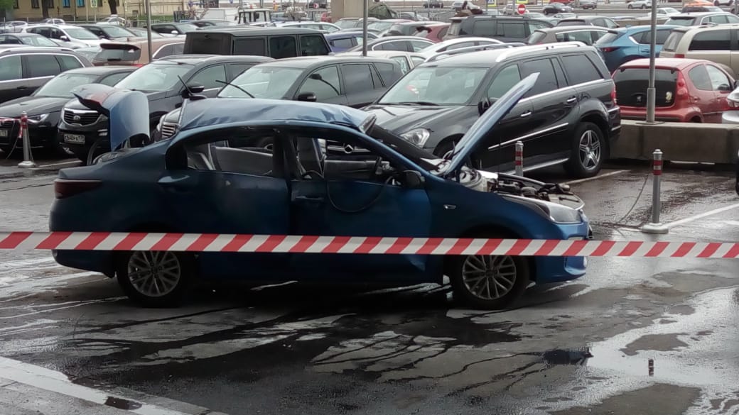 У входа в петербургский отель взорвался автомобиль
