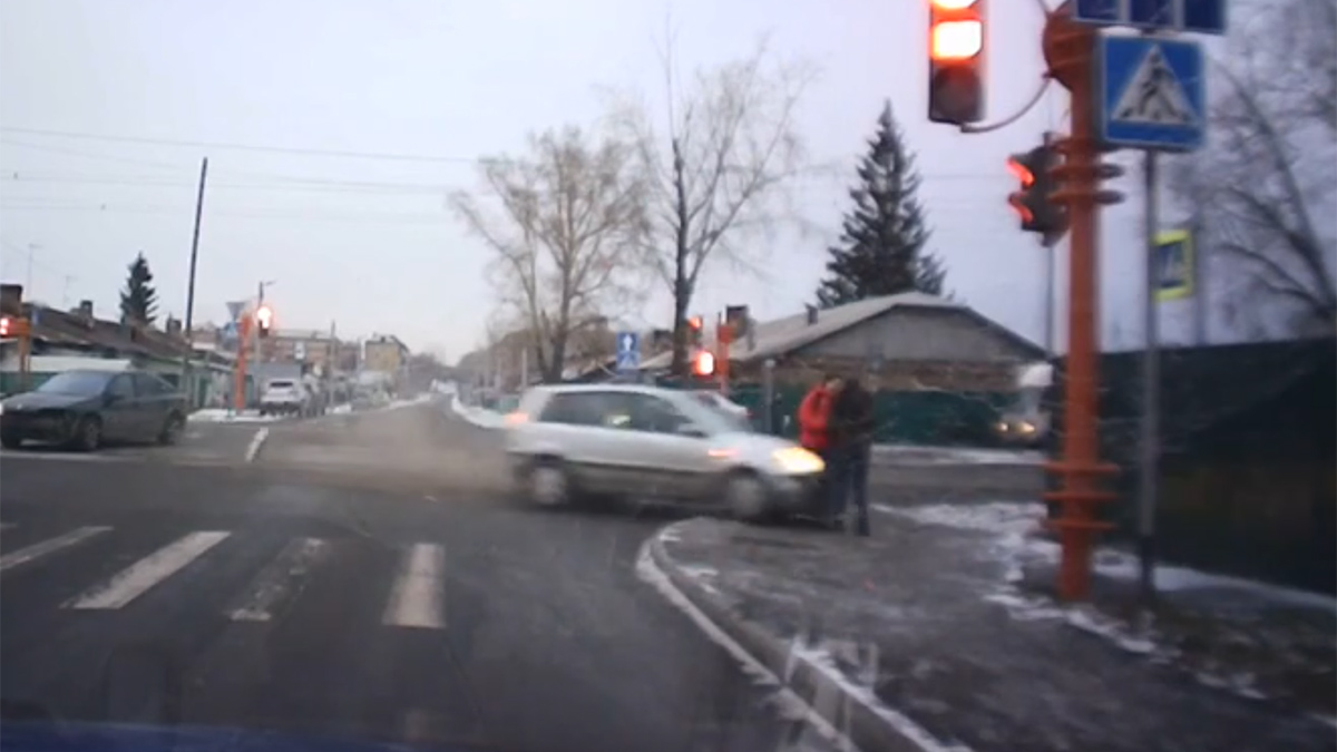 Прикрыл собой: в Кемерове легковушка сбила влюбленных и попала на видео