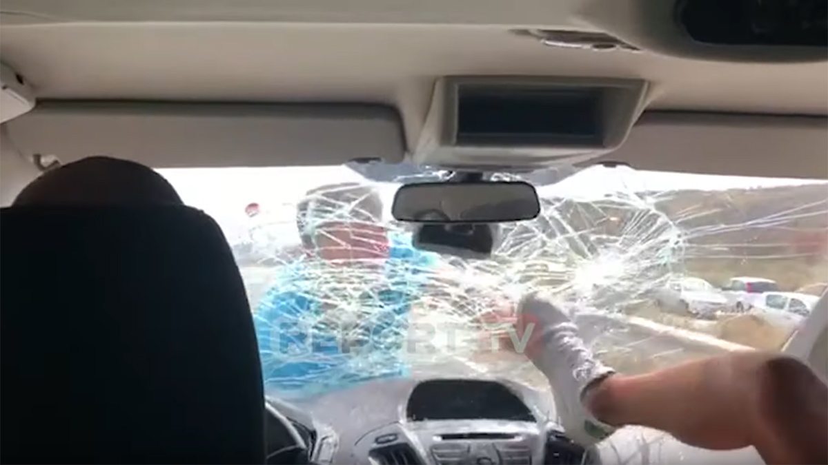 Ресторатор напал на машину c туристами, недовольными его едой. Видео