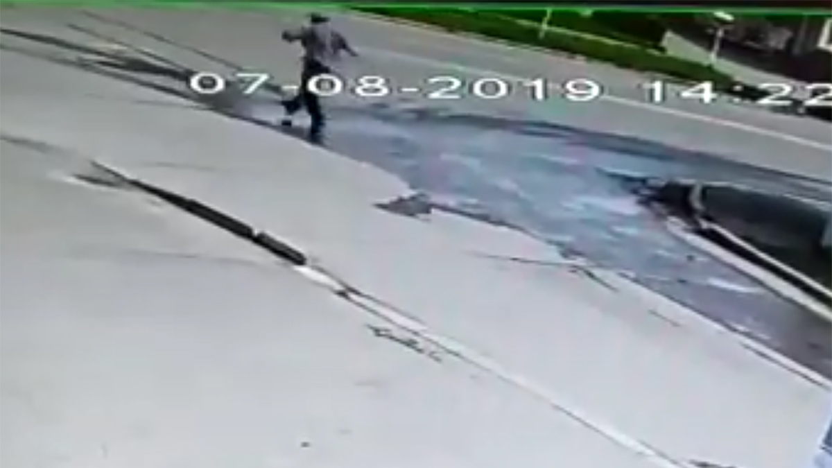 Прыгал через лужи и попал под грузовик: ДТП в Абакане попало на видео