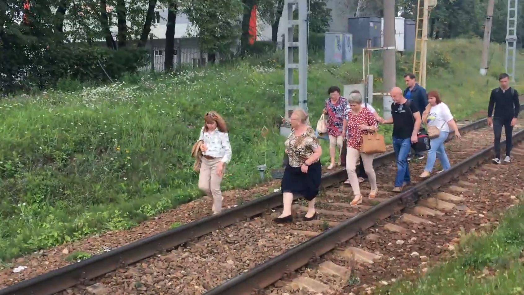 Пассажиры пешком добирались до Мытищ из-за обесточенной электрички