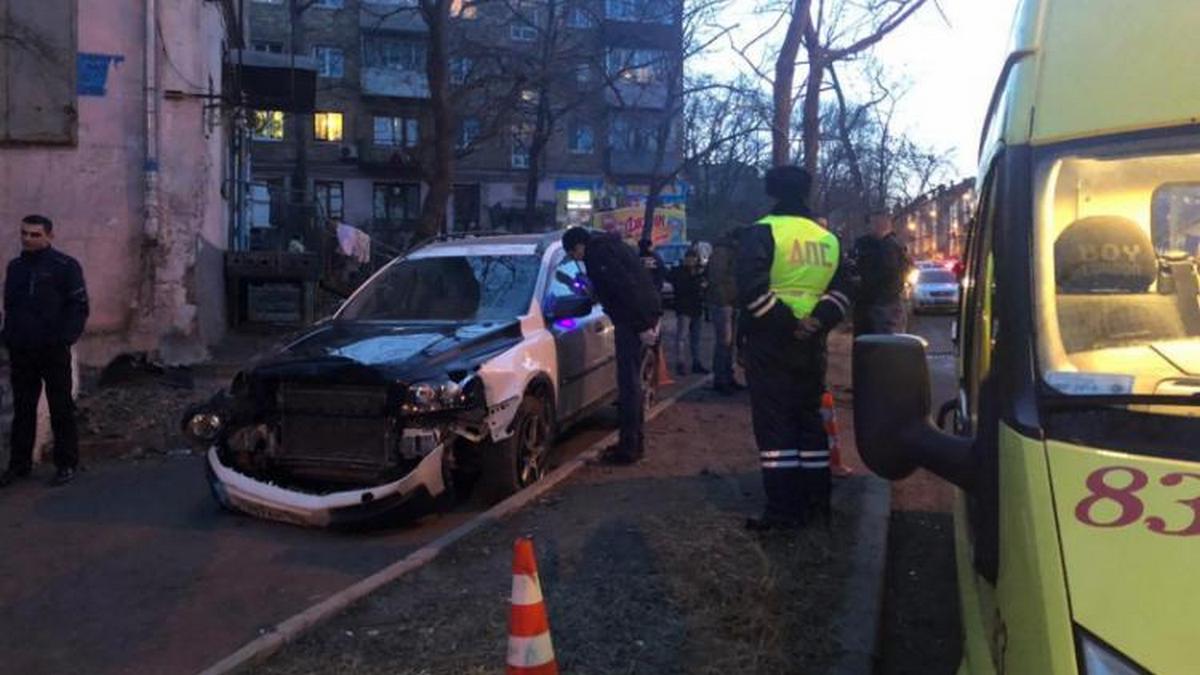 Мама с малышом погибли под колесами вылетевшей с дороги машины во Владивостоке