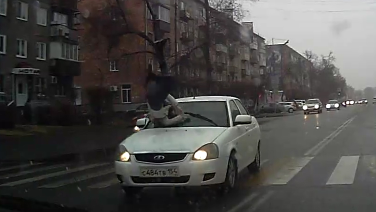 Шла в капюшоне и смотрела в другую сторону: в Абакане на "зебре" сбили пешехода
