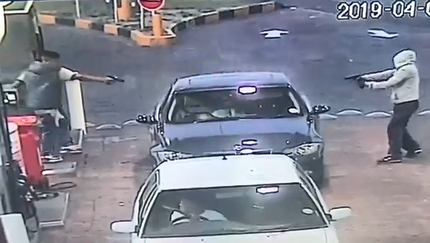 Киллеры расправились со своей жертвой на заправке в ЮАР. Видео