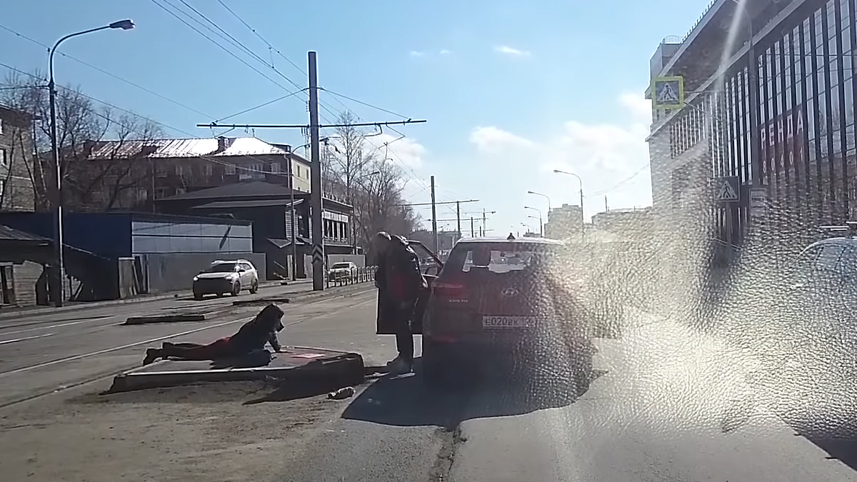 В Омске на пешеходном переходе сбили девушку. Видео