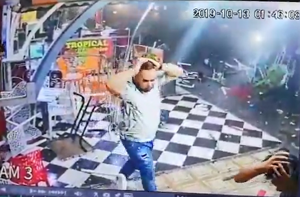 Нетрезвый водитель снес посетителей кафе в Марокко. Видео