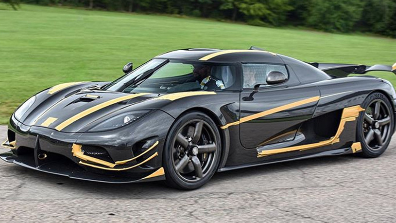 Koenigsegg восстановил позолоченный гиперкар после двух аварий