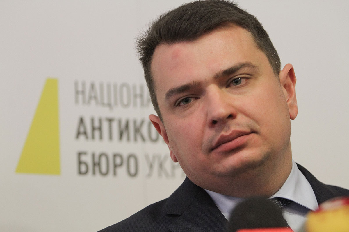 Главный украинский антикоррупционер оштрафован за элитный отдых