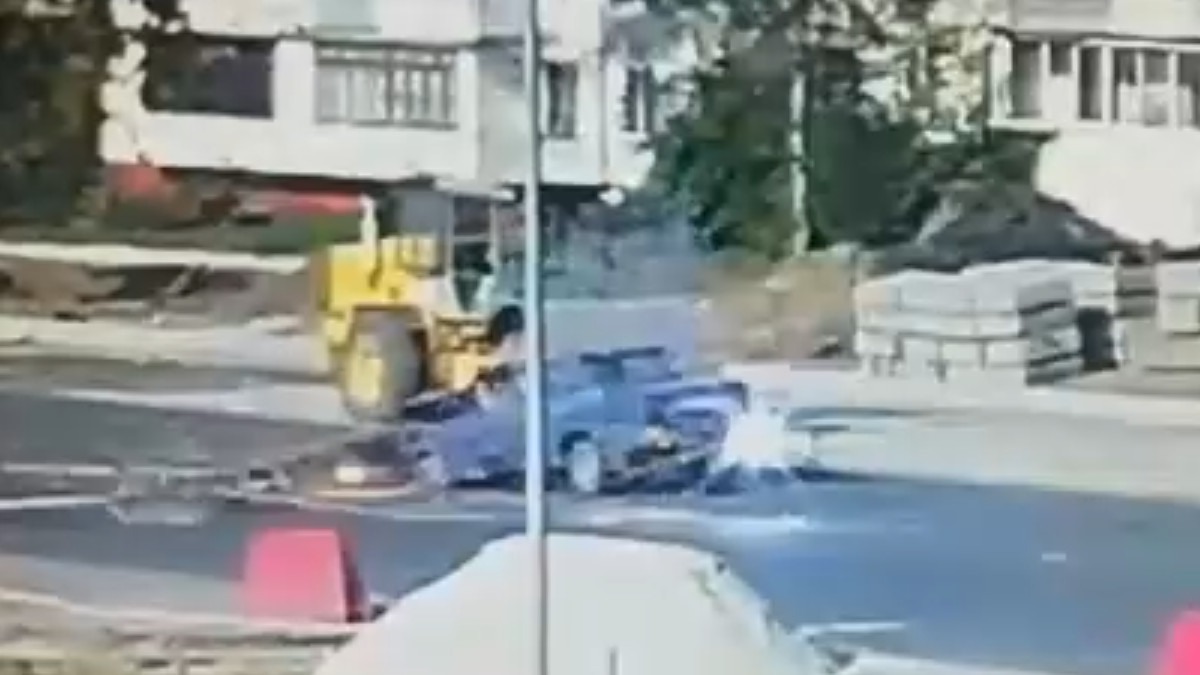 Невероятно повезло: падение столба на легковушку в Брянске попало на видео