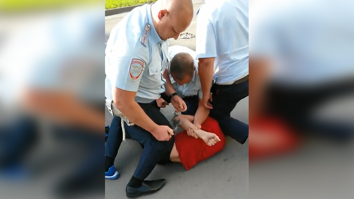Едва не задавил полицейского: задержание пьяного водителя в Подмосковье попало на видео