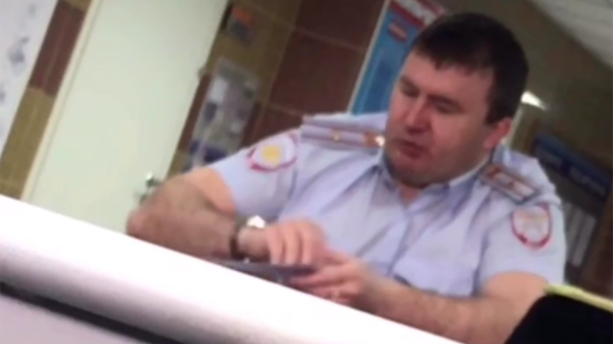 "Больше жезлом работать": в Сургуте инспекторы пожаловались на палочную систему