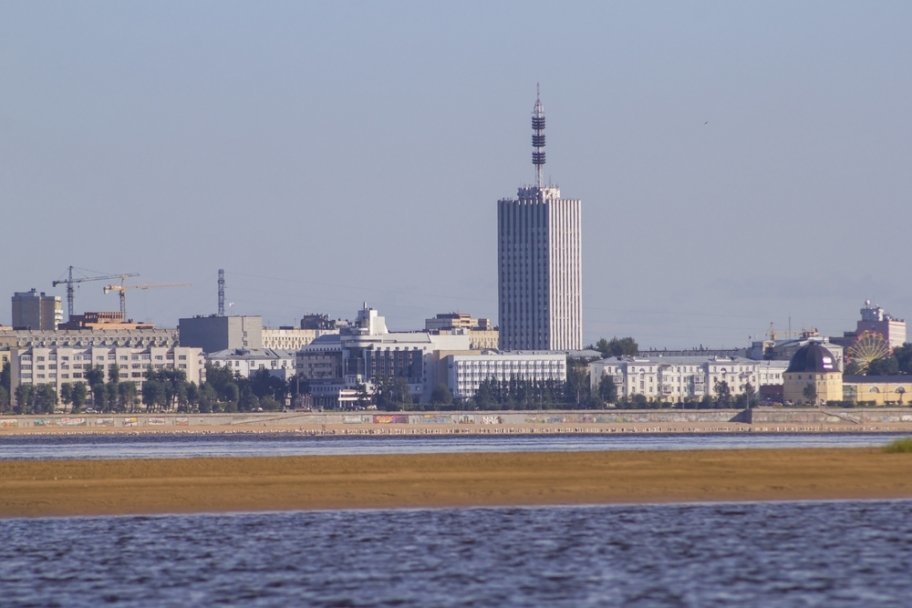 В Архангельске появилась остановка в виде футбольных ворот