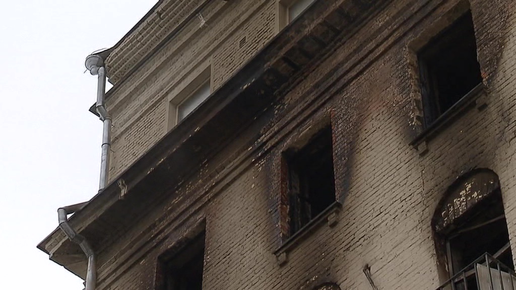 Провалились две квартиры: под завалами сгоревшего на Никитском дома нашли седьмое тело
