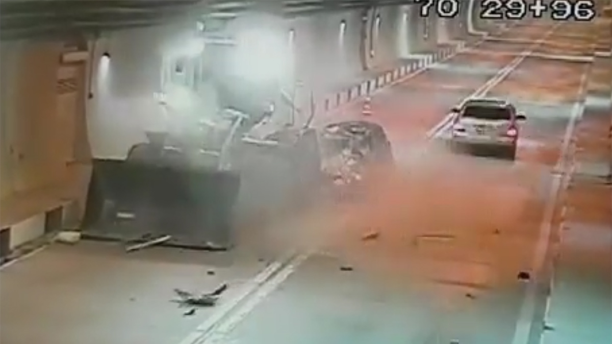 Погибли два человека: авария в Рокском тоннеле попала на видео