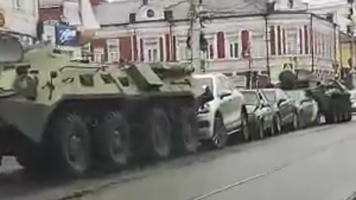 В Курске в массовую аварию попали два бронетранспортера и четыре легковушки. Видео
