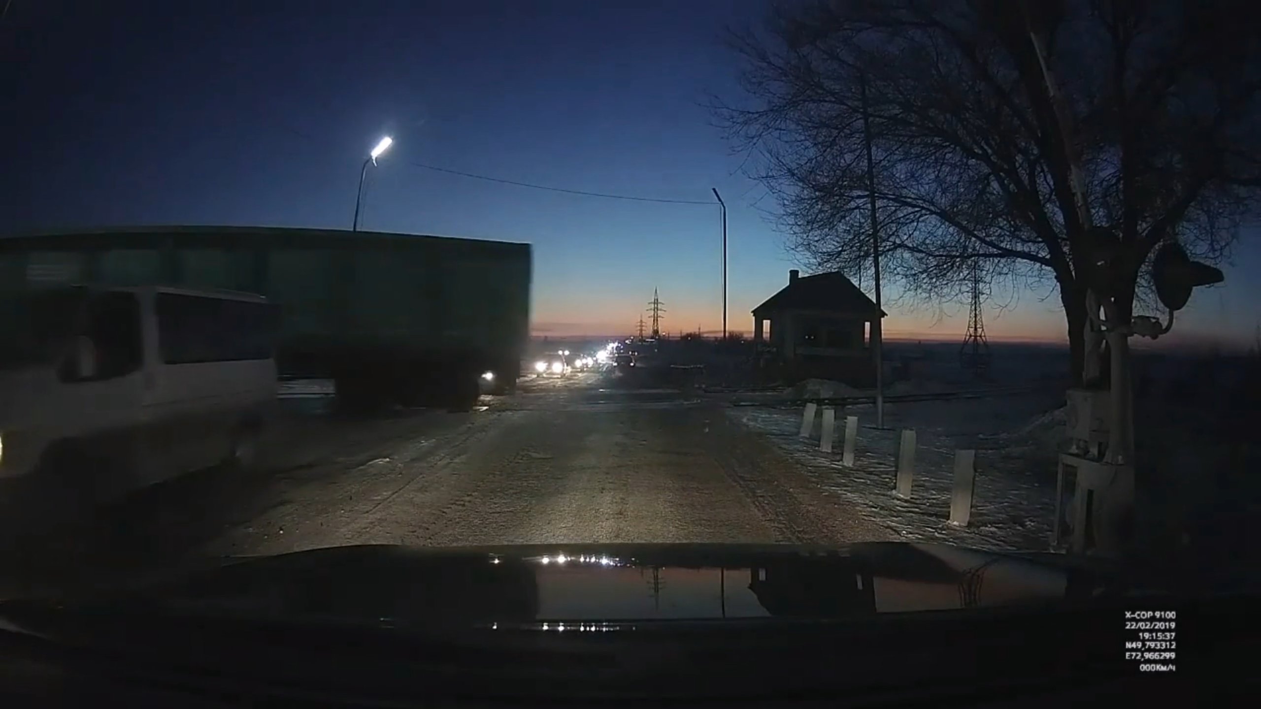 Отцепившиеся вагоны едва не устроили массовое ДТП на переезде