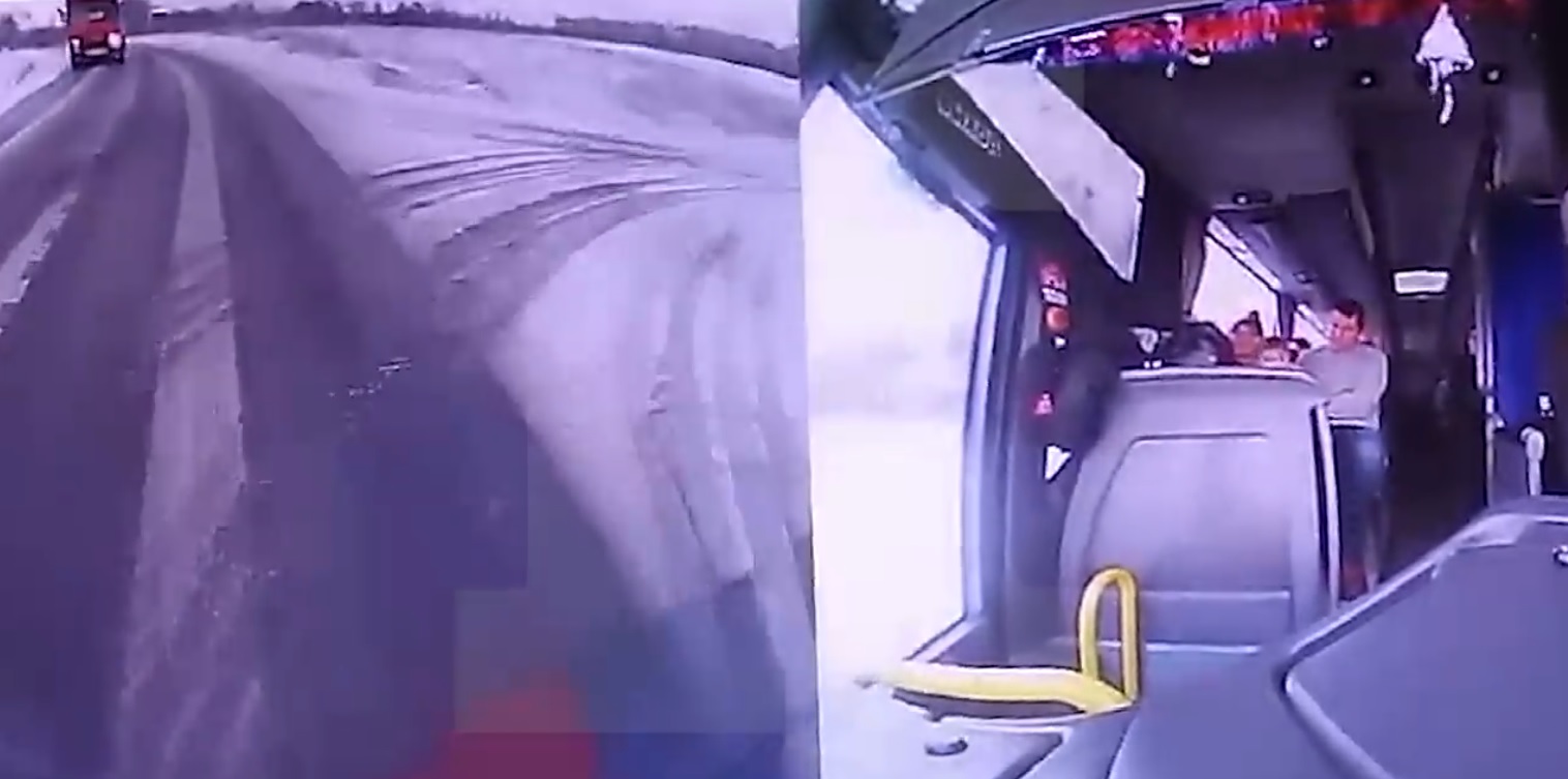 Момент столкновения фуры и автобуса в Калининградской области попал на видео