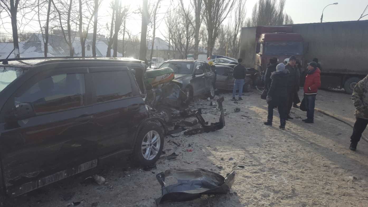 Дальнобойщик протаранил 16 автомобилей в Самаре. Видео