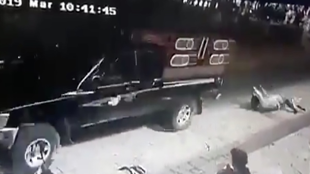 Мэра мексиканского городка протащили по дорогам, которые он не починил. Видео