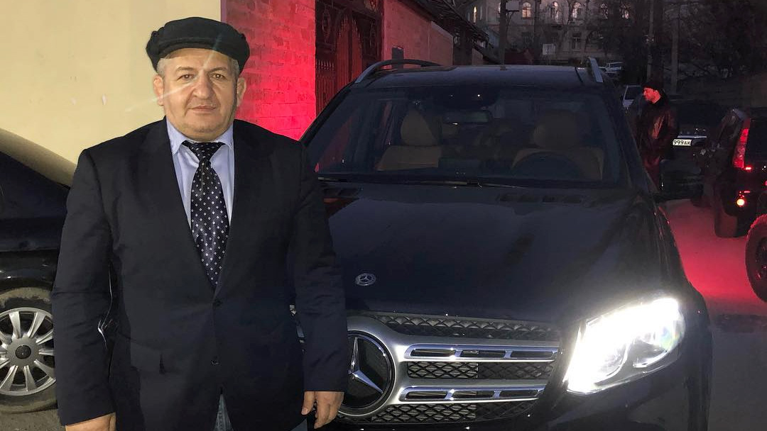 Глава Чечни Кадыров подарил отцу Нурмагомедова автомобиль