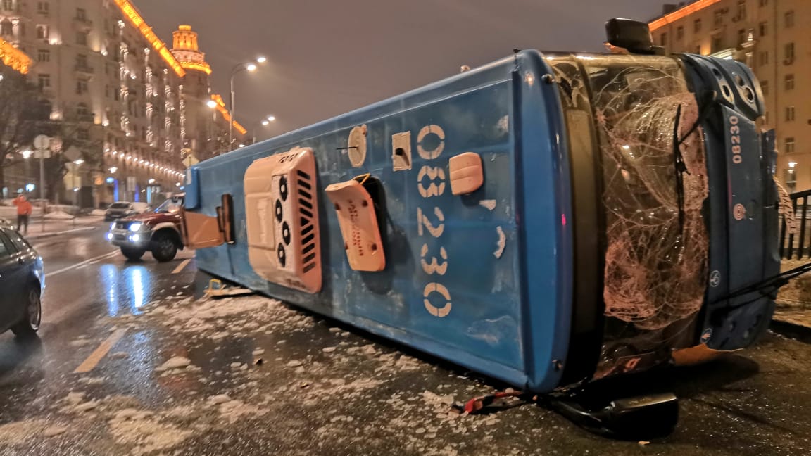 Рейсовый автобус завалился на бок в центре Москвы