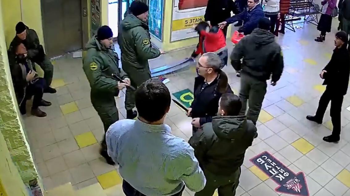 Охранники избили екатеринбургского бизнесмена в его же торговом центре