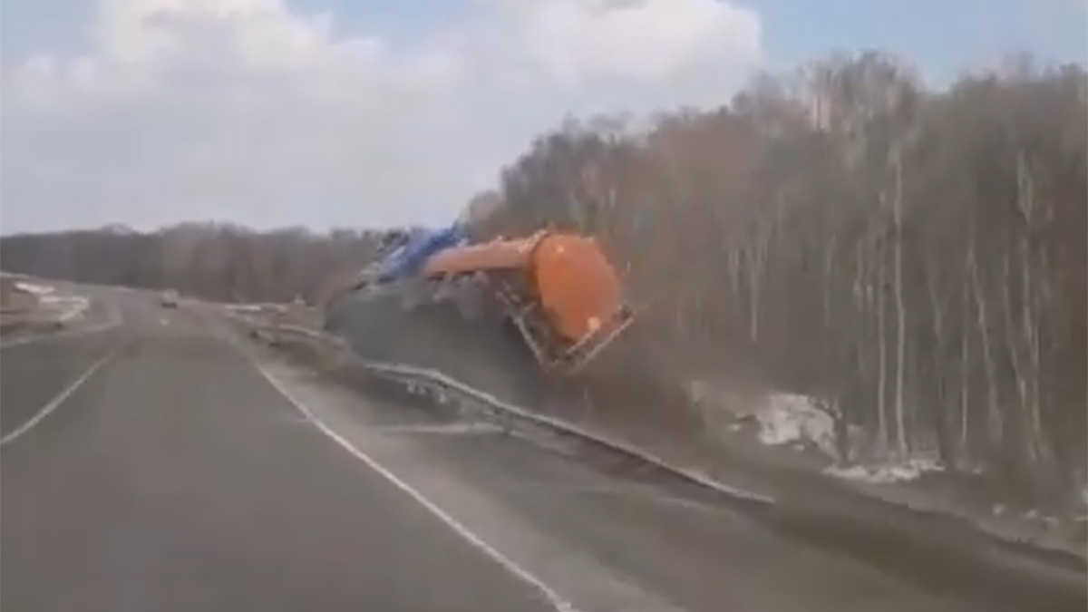 Водитель бензовоза без причины съехал в кювет и погиб. Видео