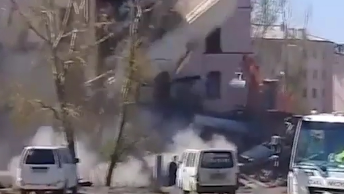 В Улан-Удэ при демонтаже школы на экскаватор рухнула стена. Видео