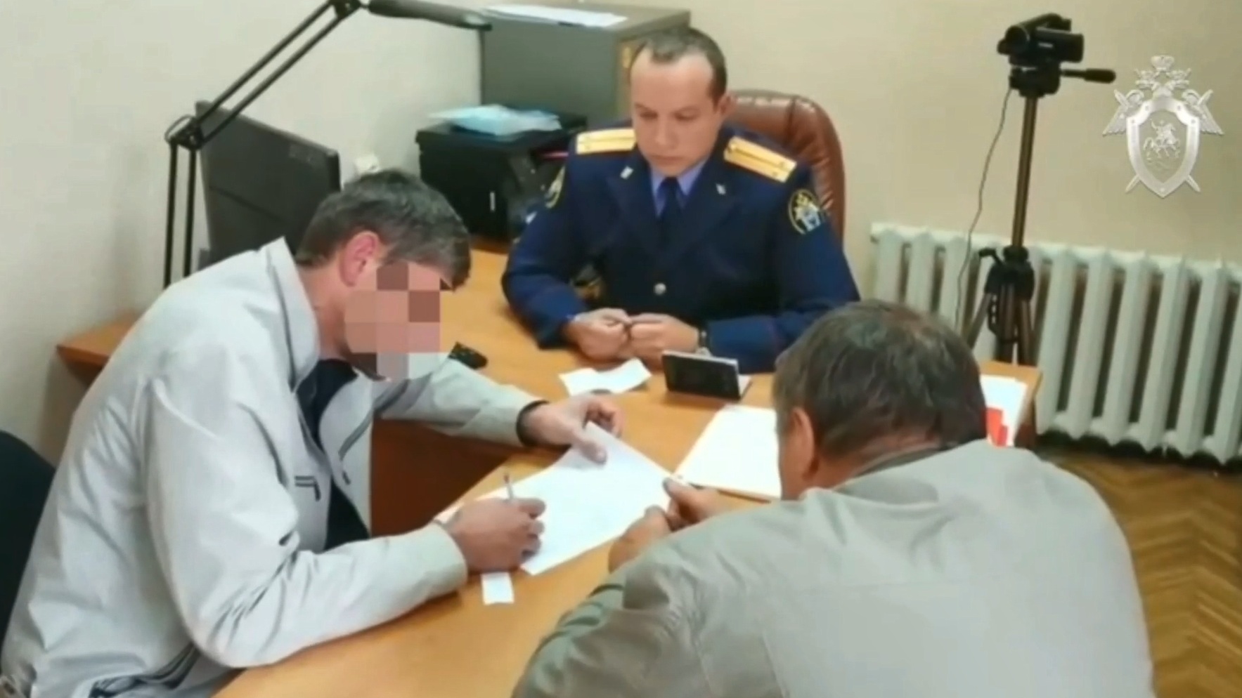 Пьяный мужчина сбросил с балкона плачущего внука своей любовницы