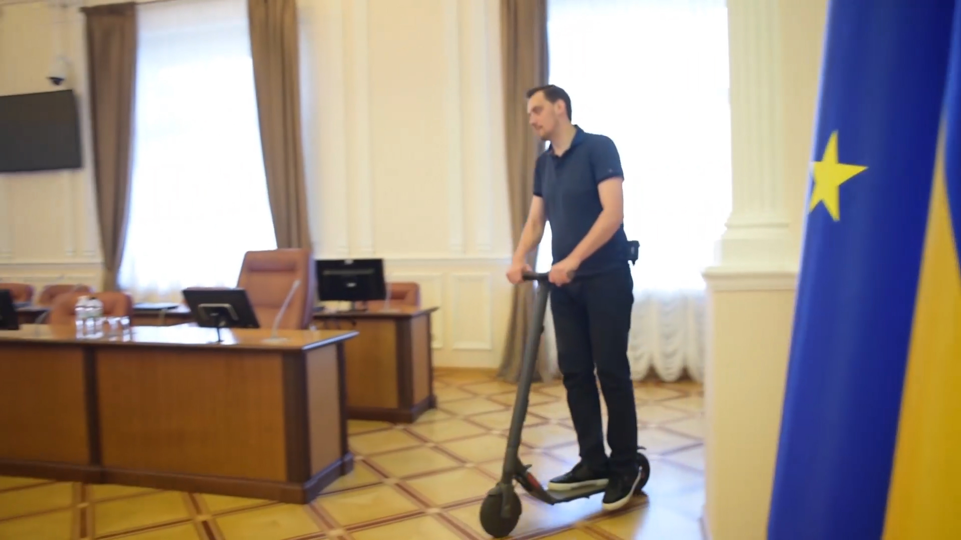 Новый премьер Украины прокатился по кабмину на электросамокате